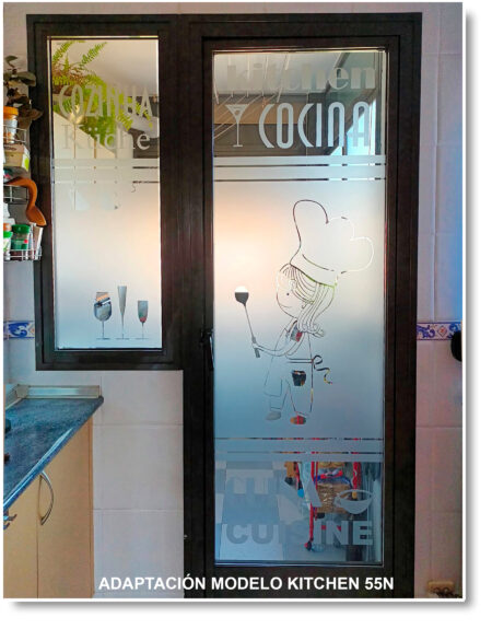 Vinilo para cristal puerta cocina con cocinera