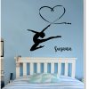 adhesivo para decorar pared gimansia ritmica con cinta dibujando corazón